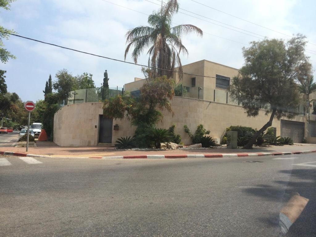 Last Minute Herzliya Bagian luar foto